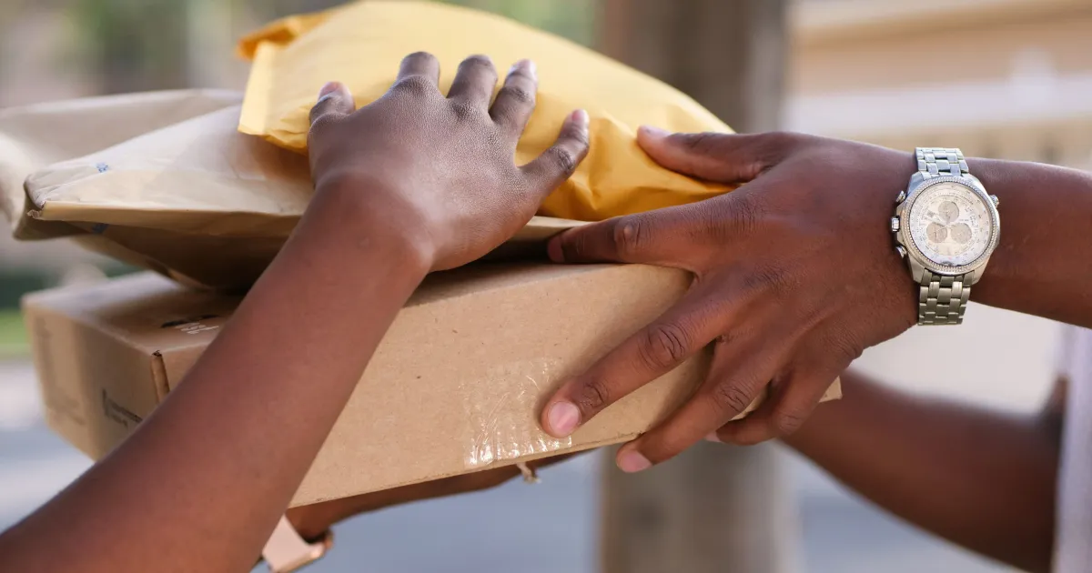 Remise d'un colis en main propre, envoi vers Anjouan et le port de Mutsamudu