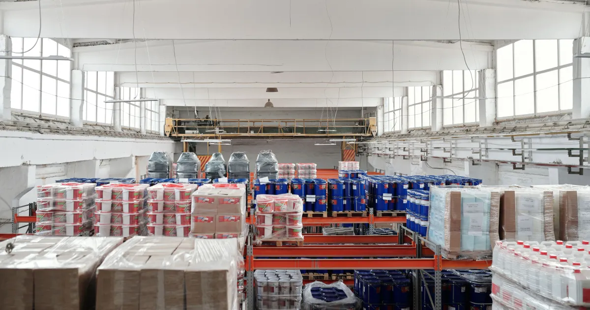 Palettes de matériaux de construction stockées en entrepôt avant expédition vers les Comores