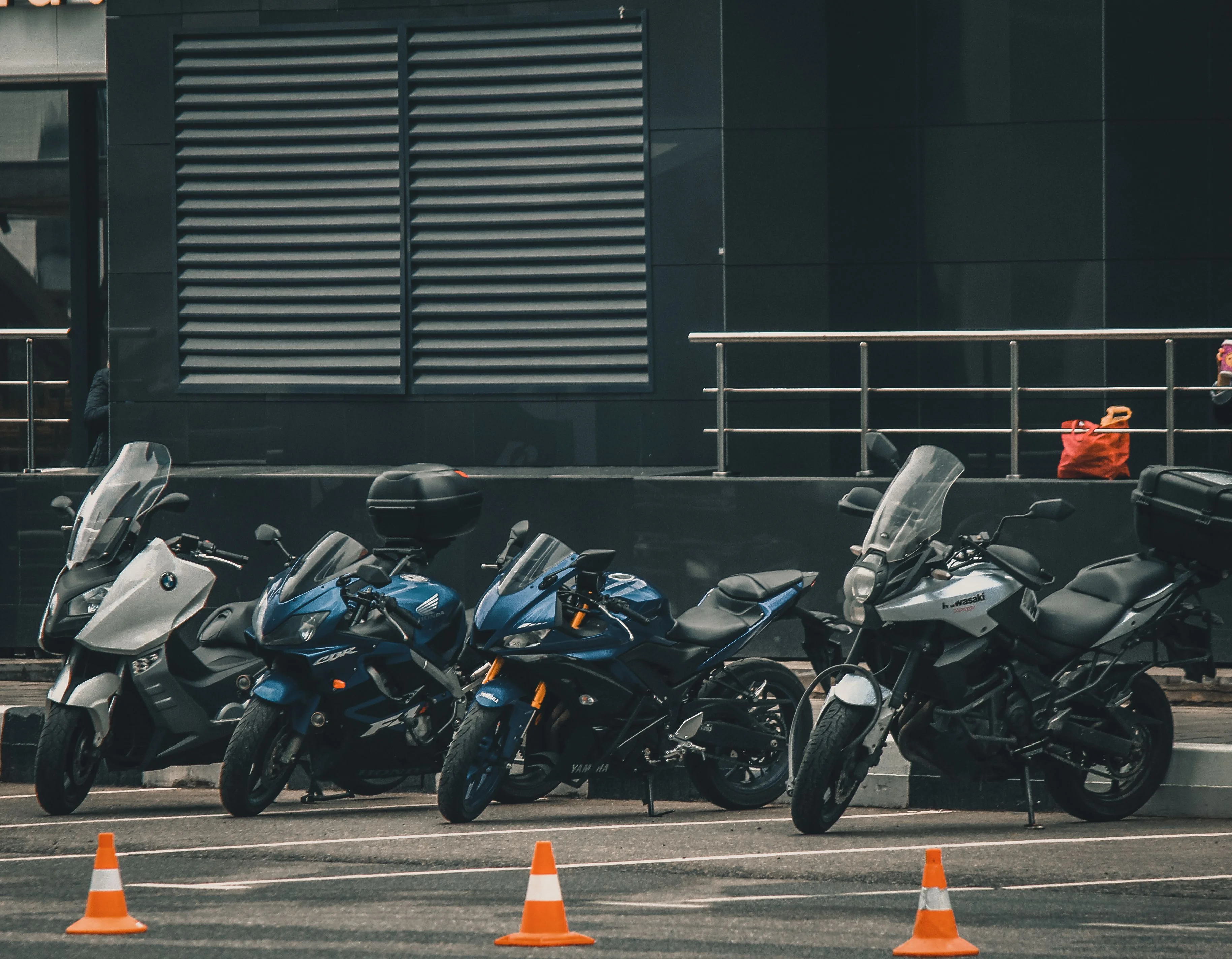 Rangée de motos et scooters garés, illustration de l'envoi de deux-roues depuis la France vers les Comores