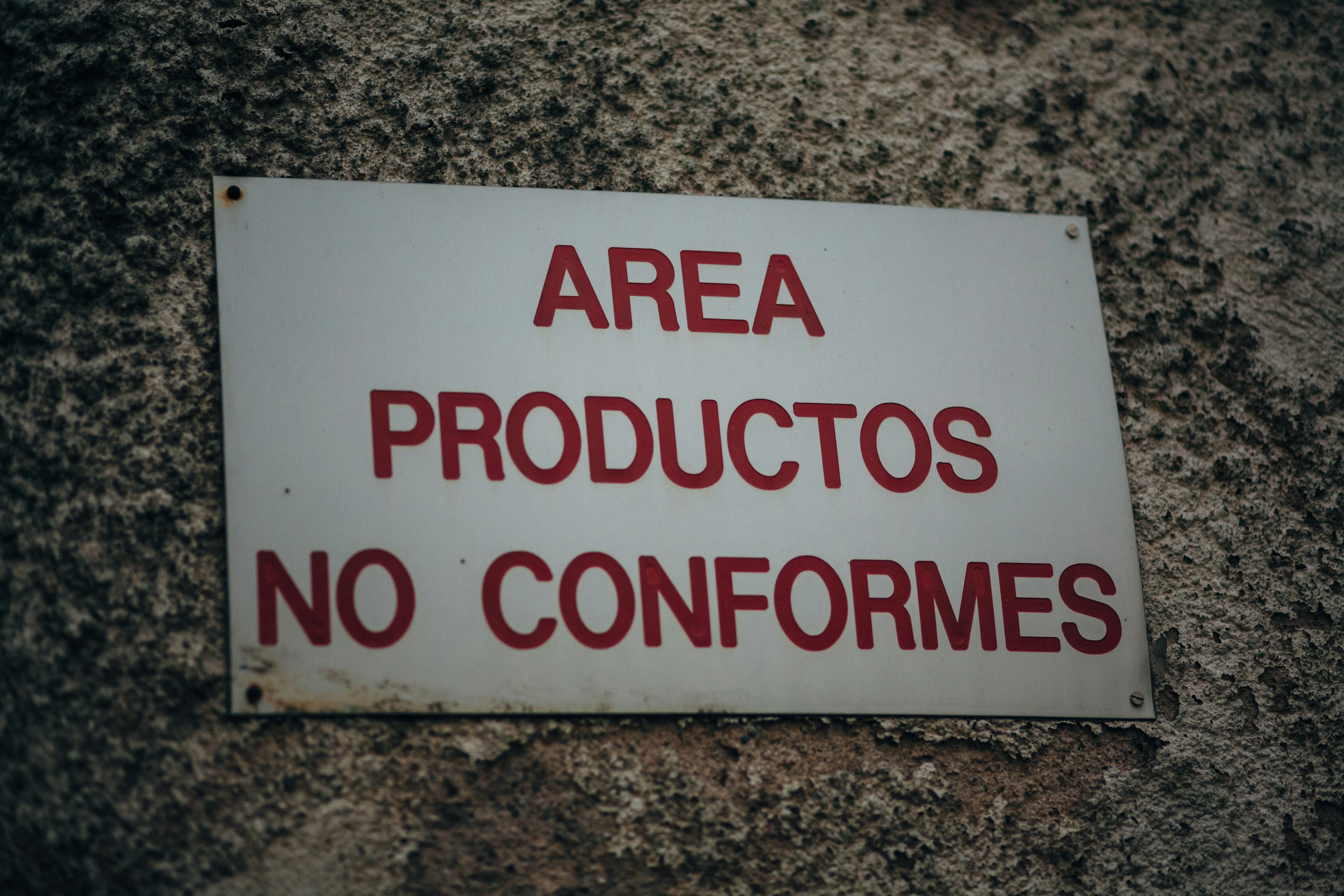 Panneau d'avertissement signalant une zone de produits non conformes, illustration des marchandises interdites ou réglementées à l'export vers les Comores